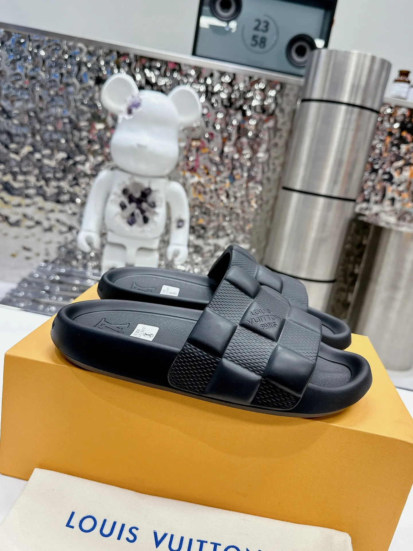 [L Home] P: 280💰 ▪️Shoe size: Women's 35-40 Men's 38-46▪️Packaging: Counter top quality~original packaging 𝟐𝟎𝟐5 Louis Vuitton counter's new embossed slippers, lv monogram embossed slippers, Waterfront sandals are back with a new look, and the upper buckle is embossed with lv's iconic Monogram pattern. Made of waterproof rubber with a comfortable and resilient insole. The lightweight, flexible outsole is embossed with the Louis Vuitton logo. ▪️Fabric: Original molded rubber foam surface ▪️Technology: embossed logo ▪️Sole: Original molded rubber foam outsole ▪️Sole thickness: 3CM.
